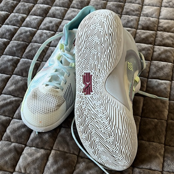 Kids Kyrie Irving basketball shoes - Picture 2 of 3